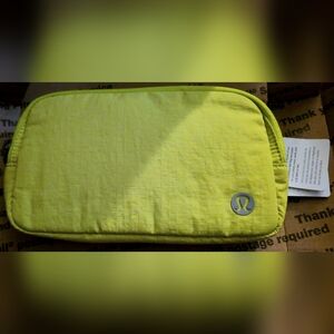 Lululemon Everywhere Belt Bag in Lichen Lime